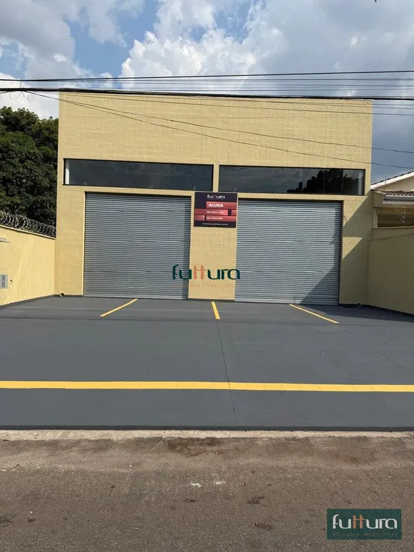 Galpão comercial para locação com área construída de 320 m², oferecendo excelent...