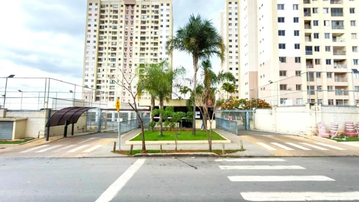 Apartamento mobiliado, 03 quartos sendo 01 suíte. Sala com sofá e mesa de centro...
