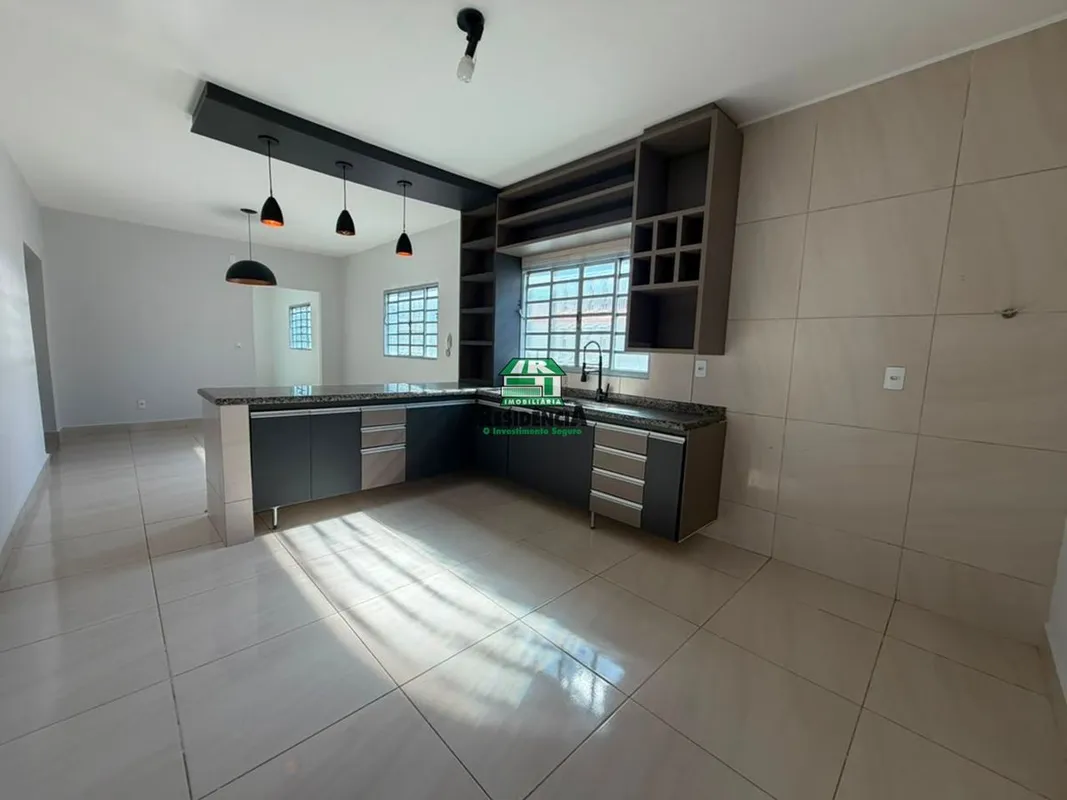 Casa contendo: -360m² de terreno. -150 de área construída. -Quintal amplo. -Área...