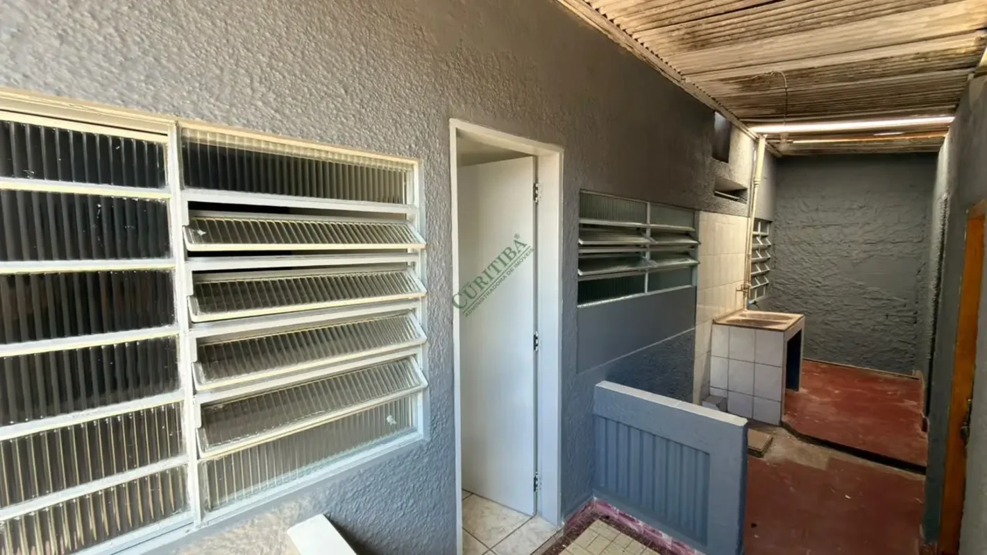 CASA DE FUNDOS COM 02 QUARTOS PARA LOCAÇÃO – APROXIMADAMENTE 75M² E VAGA DE GARA...