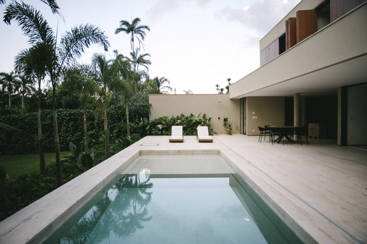 A arte de habitar, em sua forma mais exclusiva.Uma casa nova, entregue em 2026, ...