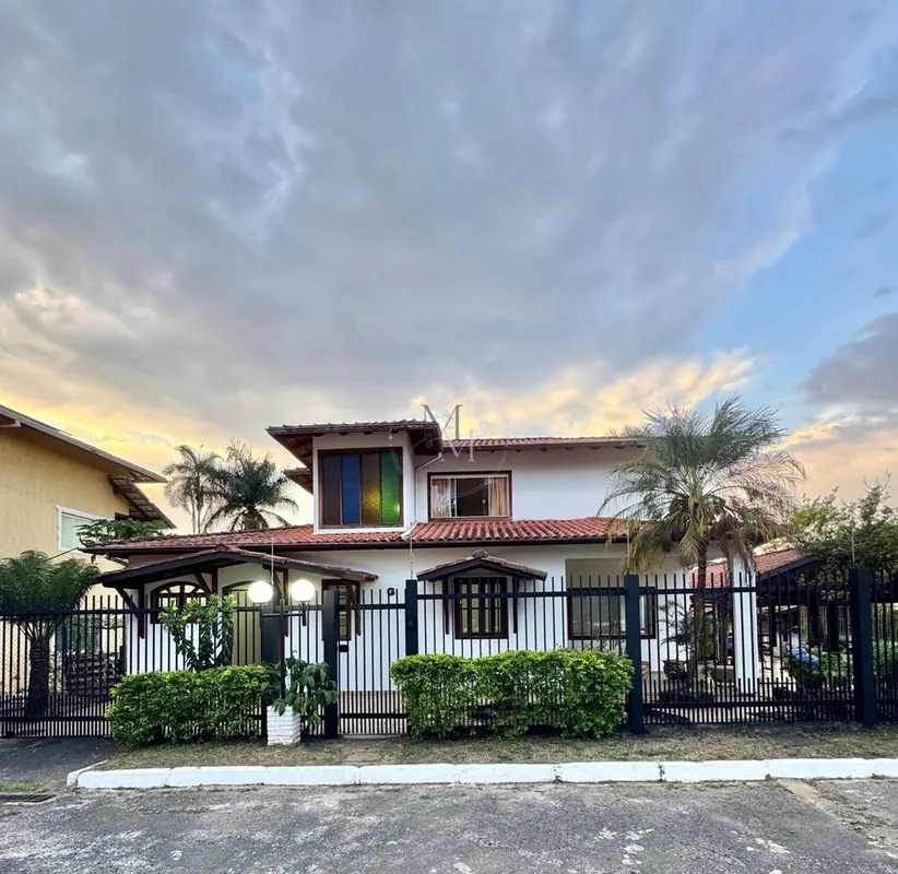 Uma casa com personalidade, espaço e a essência de viver bem no Park Way.Com 340...