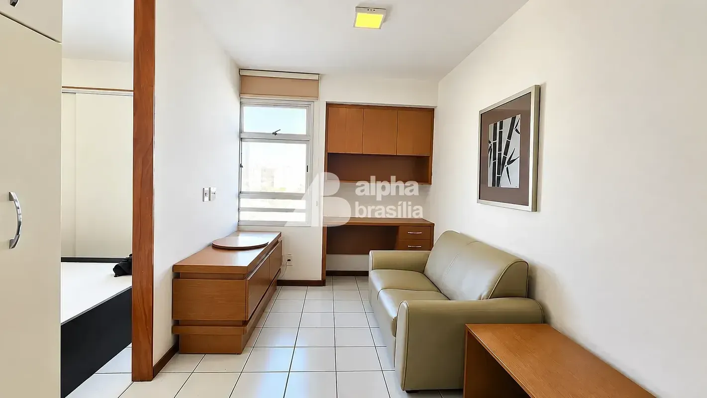 Kitnet Mobiliada 25m² Sala com sofá e rack para computador Quarto com cama de ca...