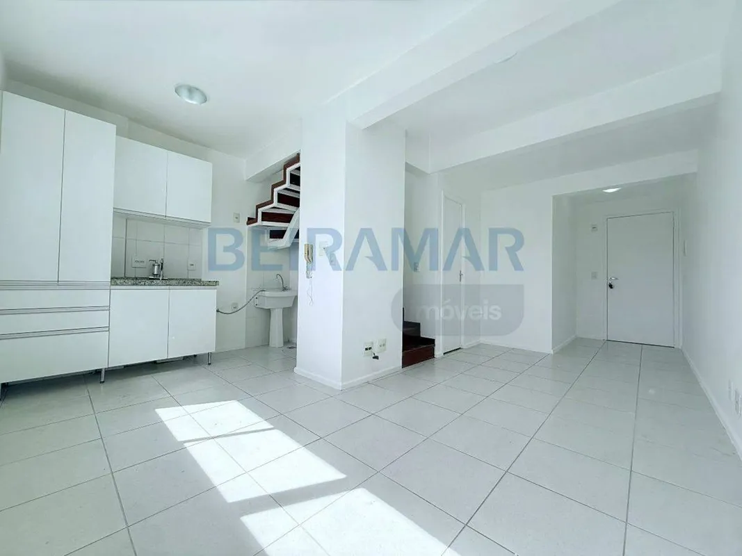 Descrição do imóvel:- Duplex com planta diferenciada, ideal para quem busca conf...