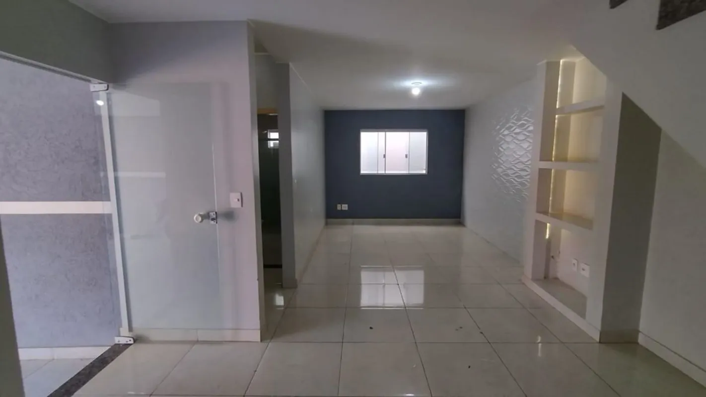 Venha morar em uma casa espaçosa e aconchegante! Localizada em um bairro tranqui...