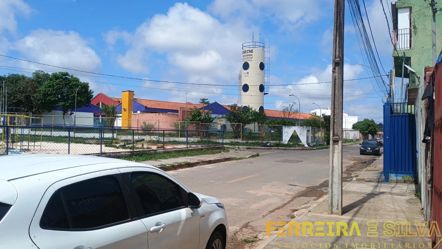 QN 827 SAMAMBAIA NORTE - CASA A VENDA.Casa composta por:- 01 quarto- Sala- Cozin...
