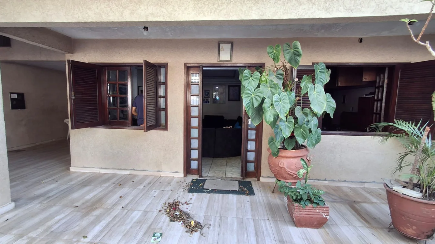 Excelente imóvel residencial-comercial. Casa térrea com 3 quartos, 2 banheiros, ...