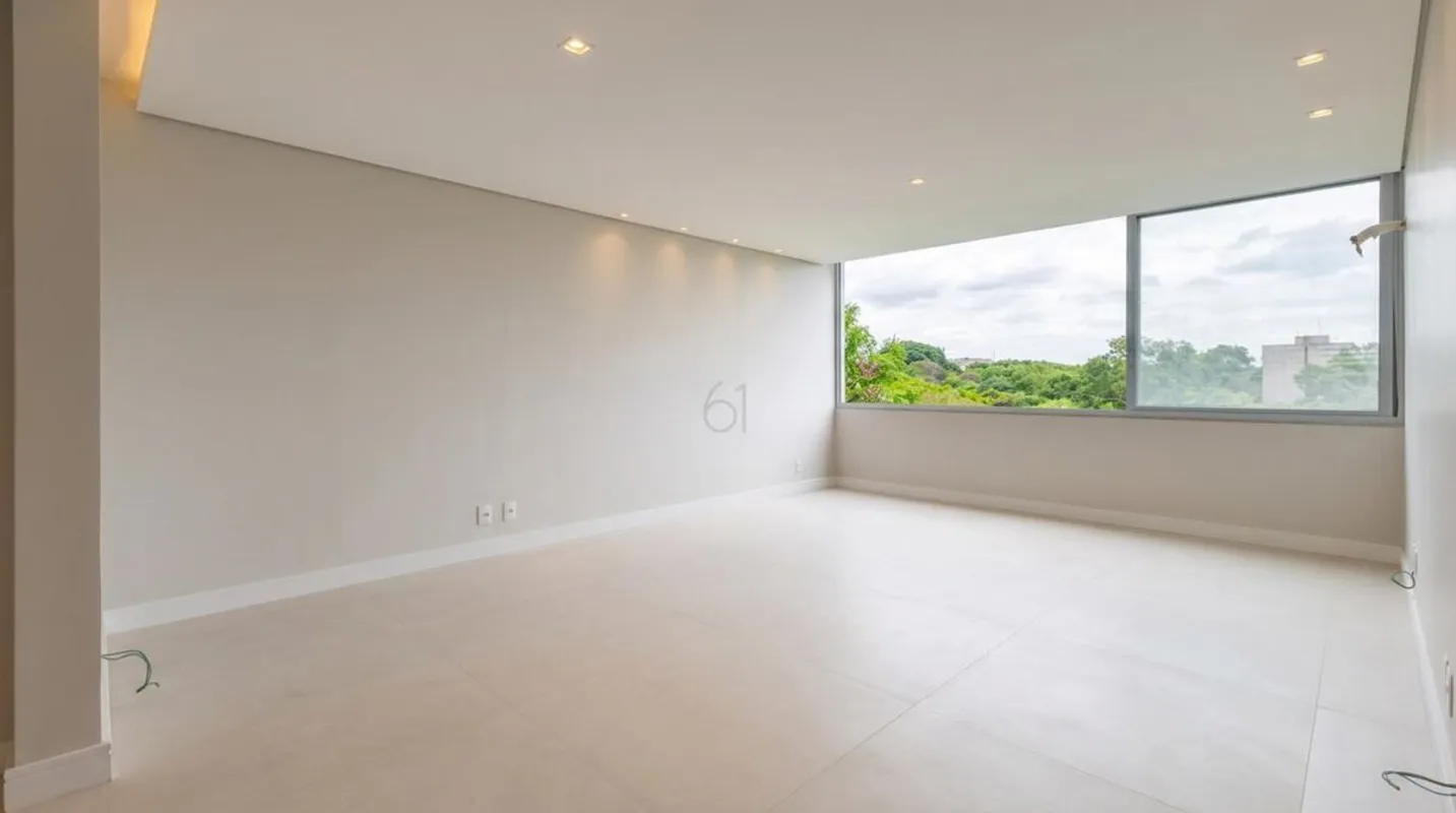Em uma das localizações mais desejadas da Asa Sul, este apartamento reúne amplit...