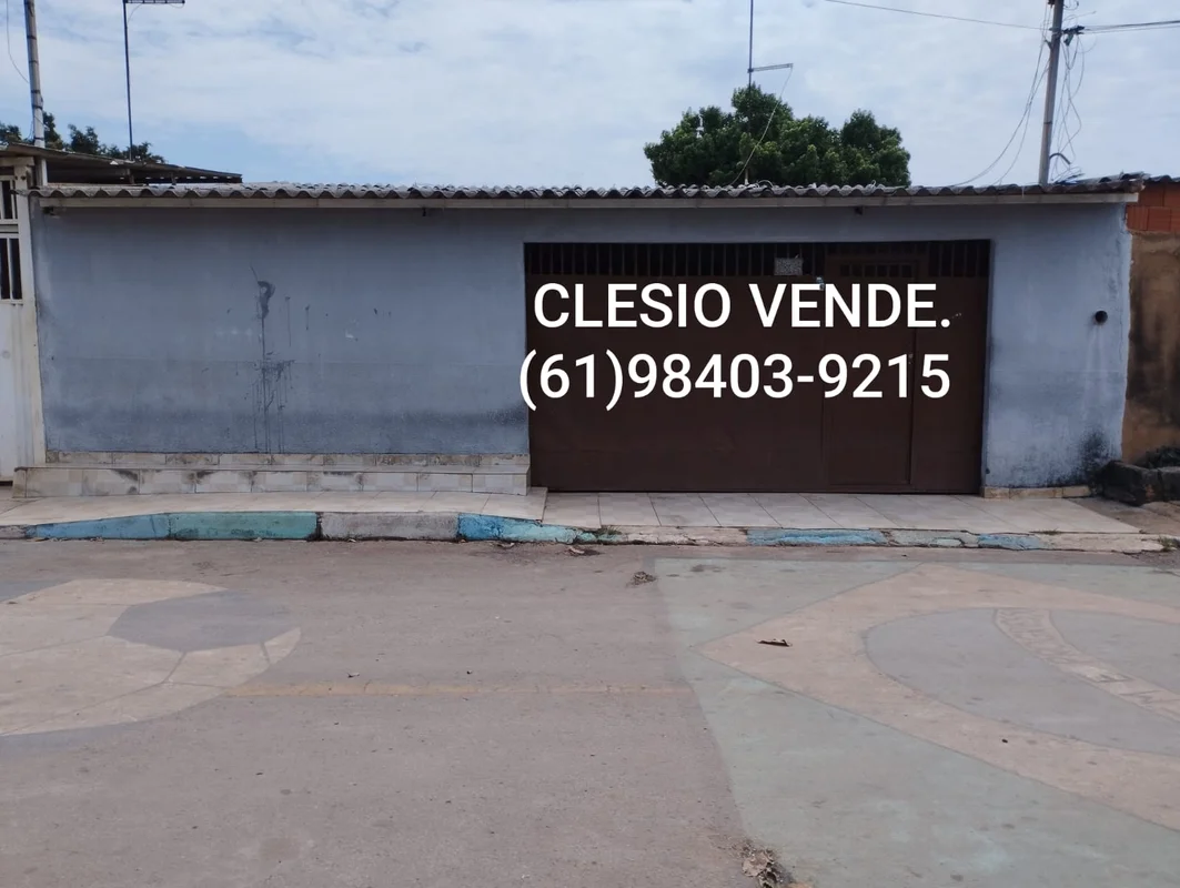 Vendo casa com 3 quartos, sala, cozinha com bancada em mármore, banheiro social,...