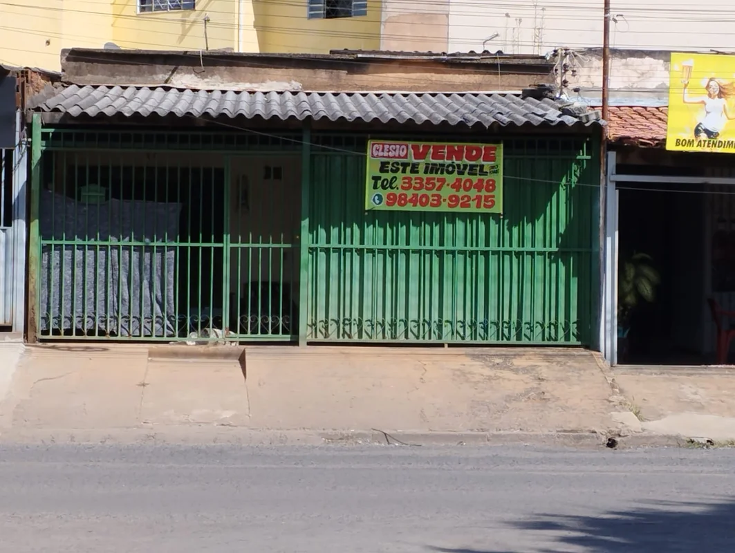Casa simples com 4 quartos, sala, cozinha, banheiro social, área de serviço, cer...