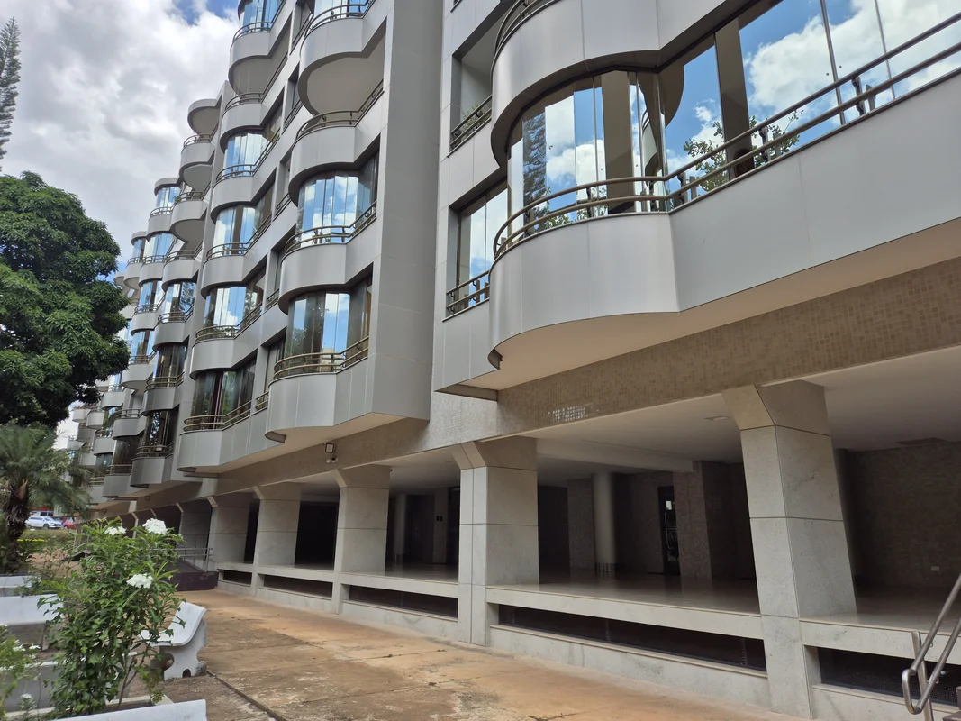 Apartamento com 3 quartos, sendo 02 suítes, banheiro social, sala grande com var...
