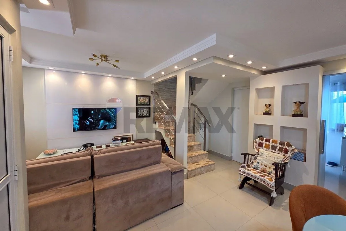 Casa de 3 quartos, com excelente reforma, garagem coberta para dois veículos.Ela...