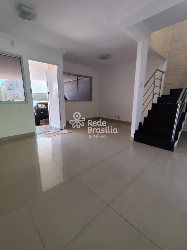 DESTAQUES: Excelente casa localizada em condomínio fechado, com segurança 24 hor...