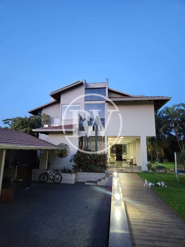 Sobrado à Venda no Setor Sul – 6 Suítes – 550m² – Luxo e Conforto em GoiâniaApre...
