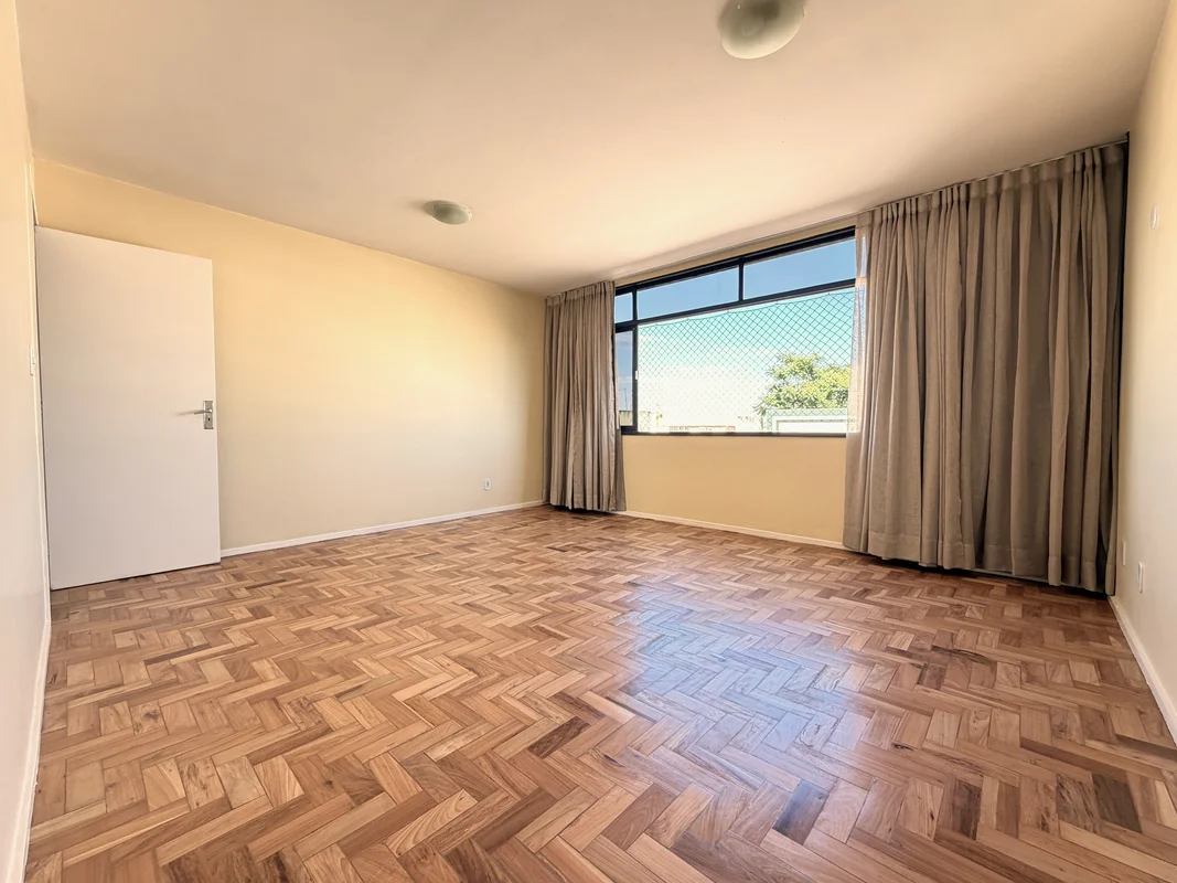 ALUGUEL - SHCES 805 BLOCO C - 91 M² - 3 QUARTOS COM AR CONDICIONADO (SENDO 1 COM...