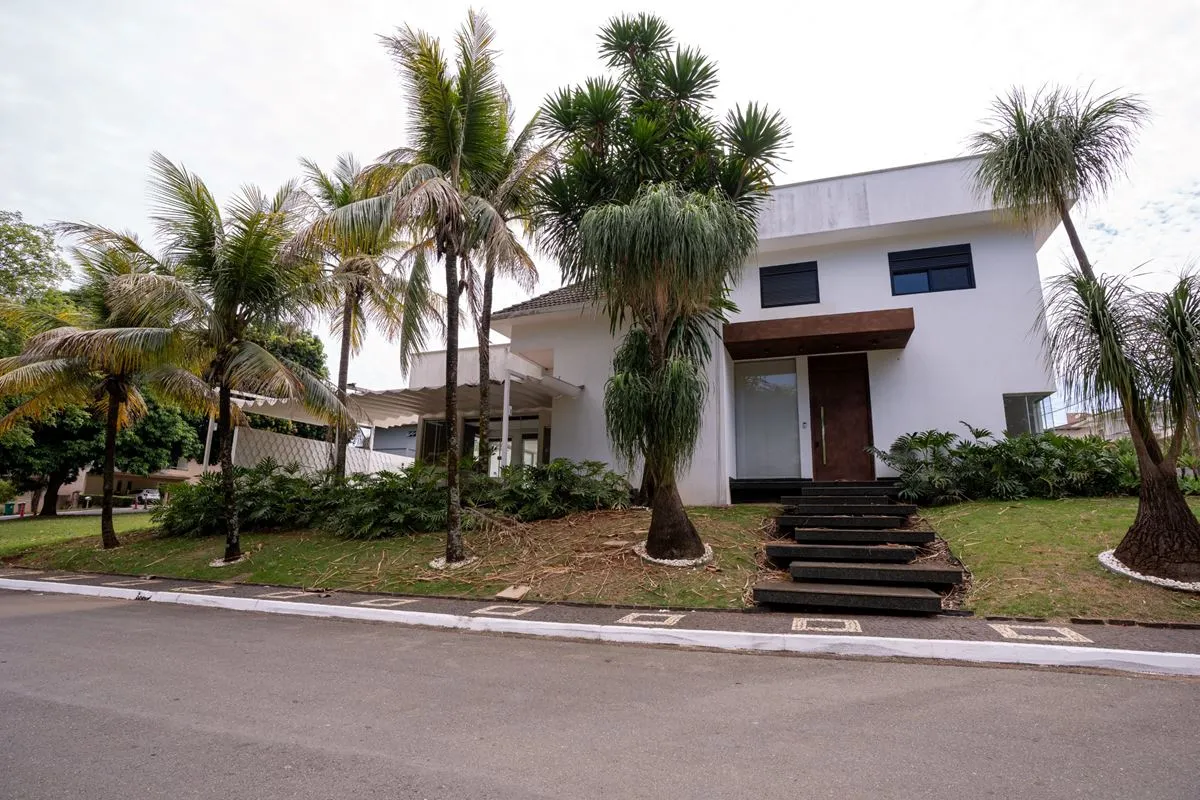 Sobrado à venda no Jardins Madri, em Goiânia, em localização privilegiada, em fr...