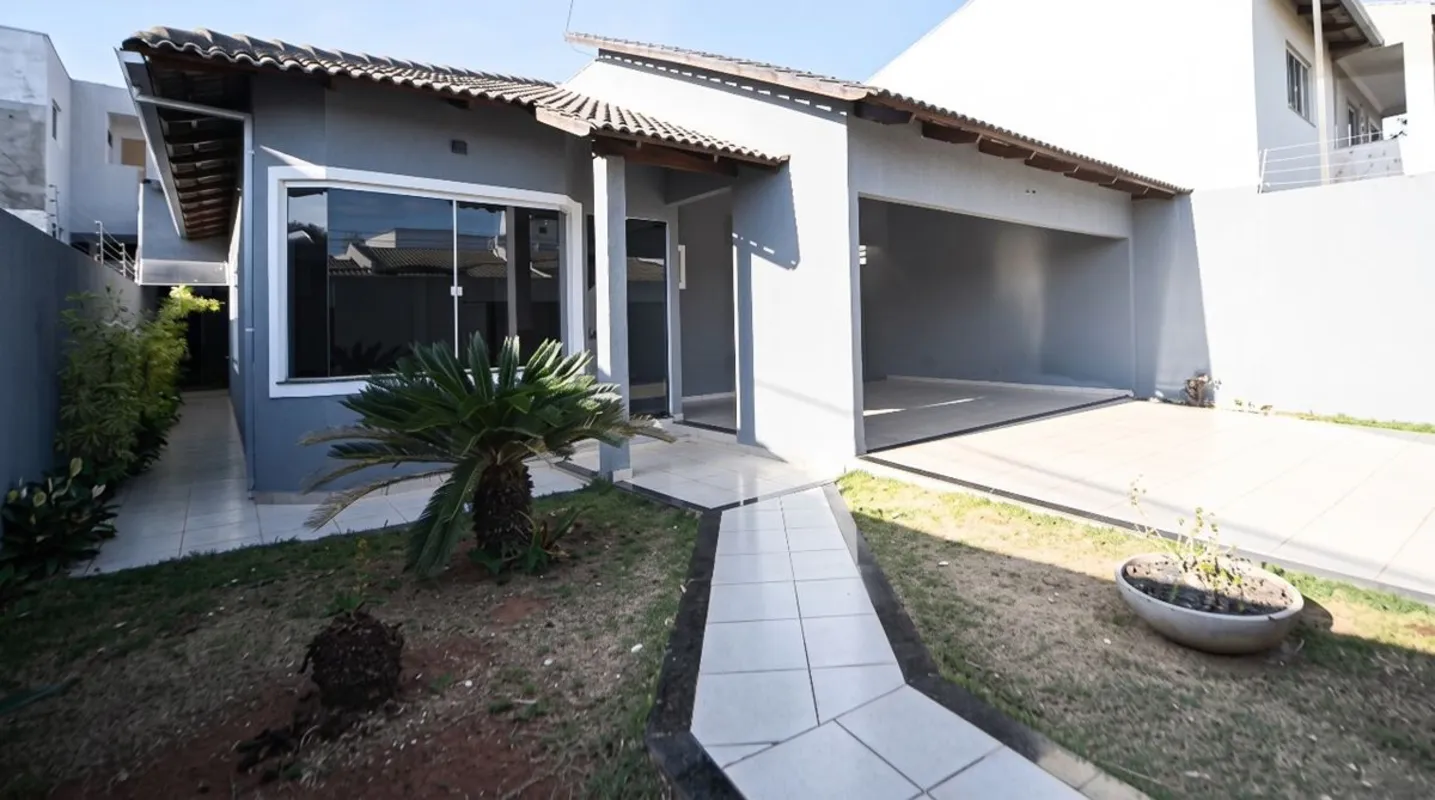 Casa ampla, arejada e muito bem planejada, localizada em rua tranquila. 3 suÃ­te...