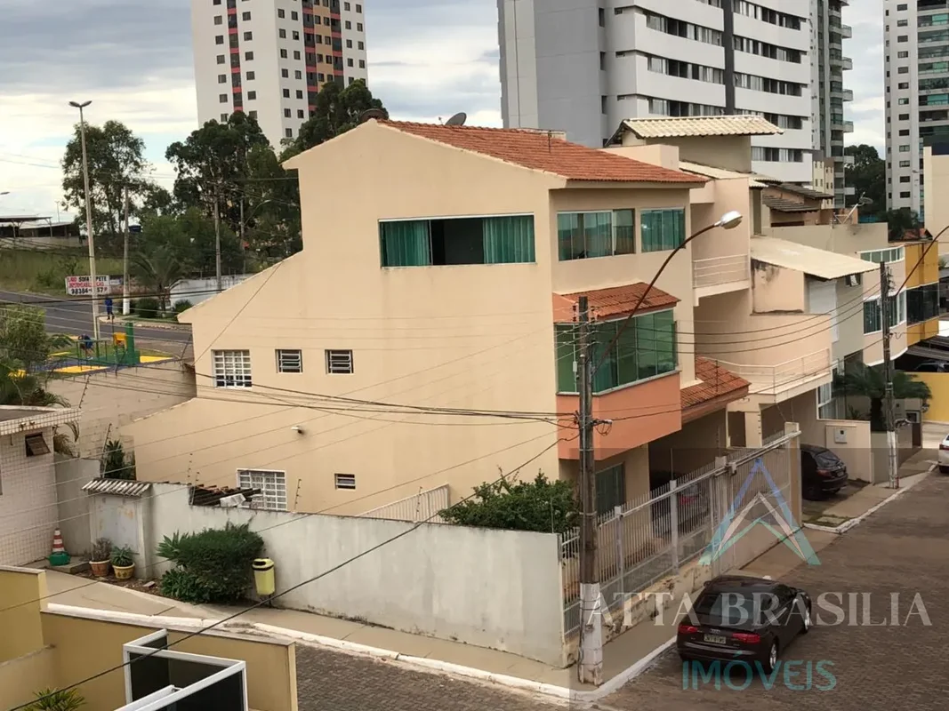 Descubra esta charmosa casa em condomínio fechado na Alameda das Acácias, Quadra...