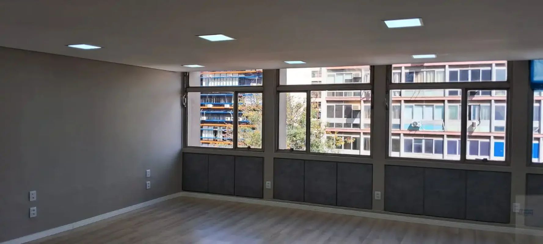 Ótima Sala Comercial Reformada com Ar Condicionado no SCS Qd.01 ED. Baracat sala...