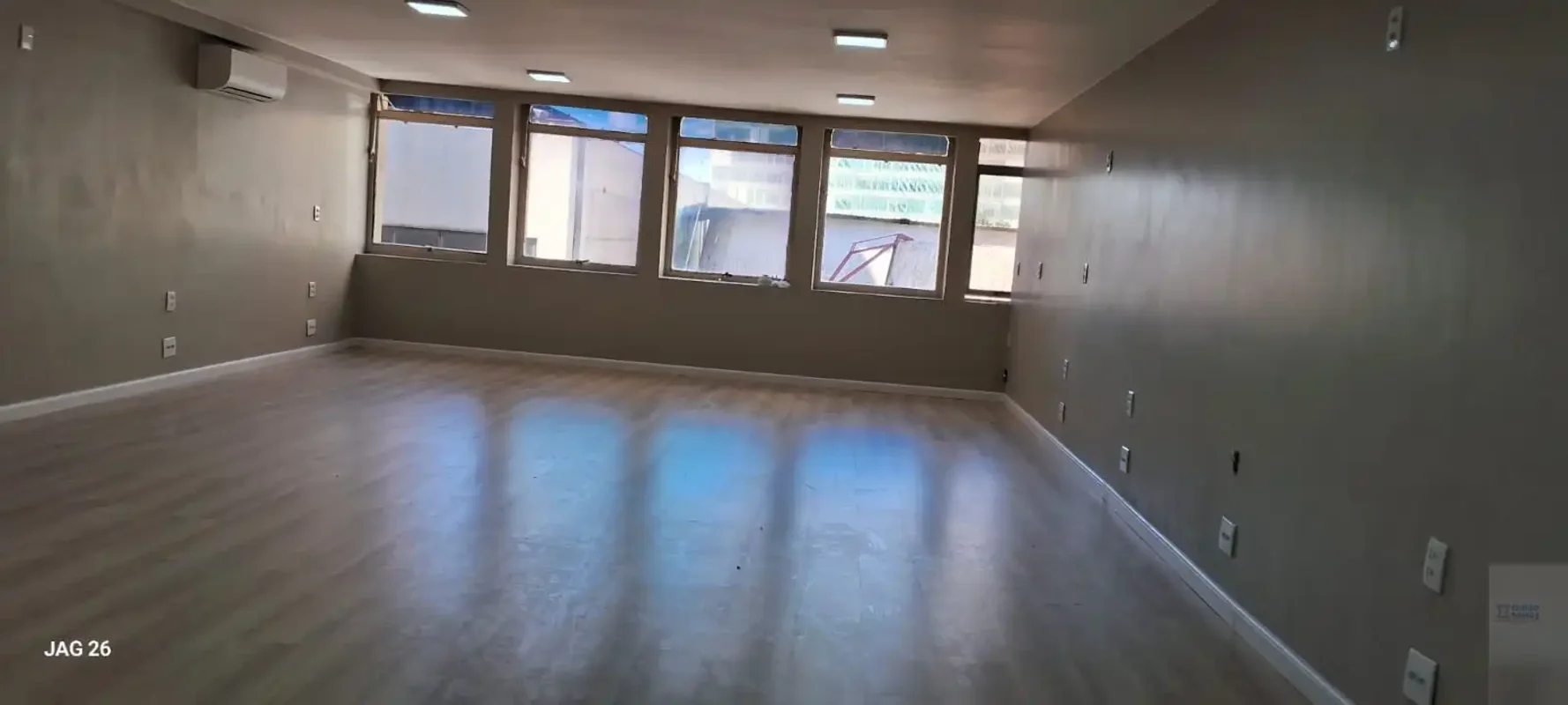 Ótima Sala Comercial Reformada com Ar Condicionado no SCS Qd.02 Bloco C ED. Serr...