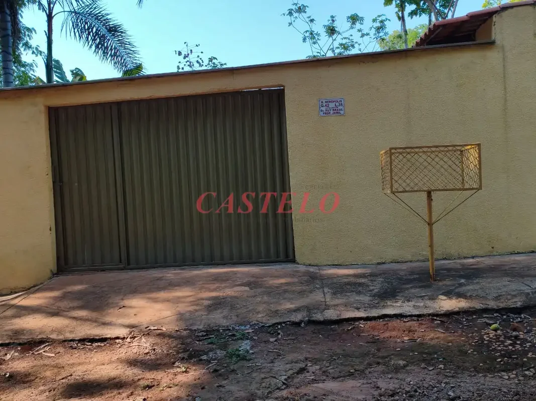 2 Lotes sendo um com casa construída e outro somente com plantas frutíferas e 1 ...