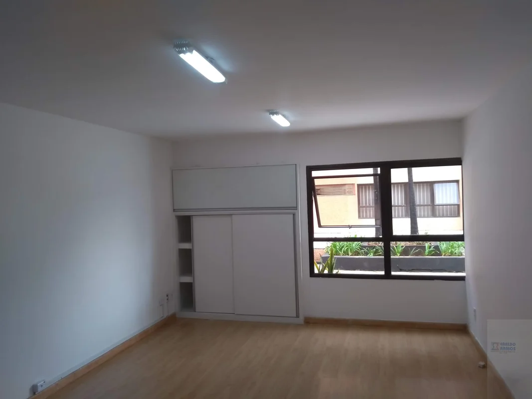 Sala comercial com garagem, Sala com vão livre e banheiro privativo, com área út...