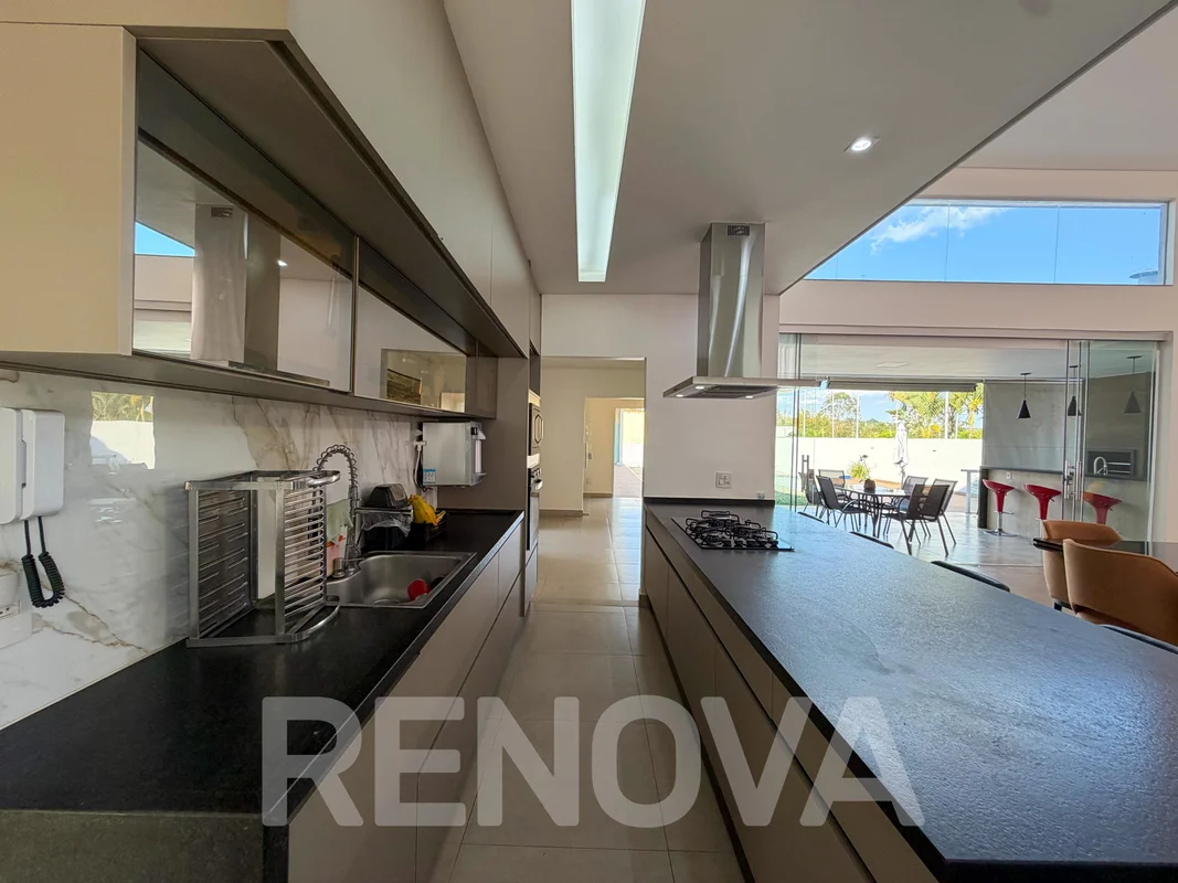 Excelente casa térrea no Taquari, Lago Norte, construída em formato “L” e projet...