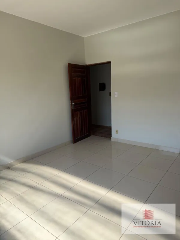 ALUGO EXCELENTE CASA NO SETOR LESTE! Está procurando uma casa espaçosa e bem loc...