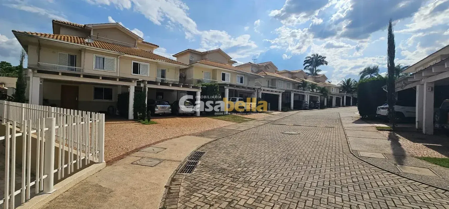 Excelente sobrado no Condomínio Gran Topázio, recém-reformado, com 238 m², 3 suí...