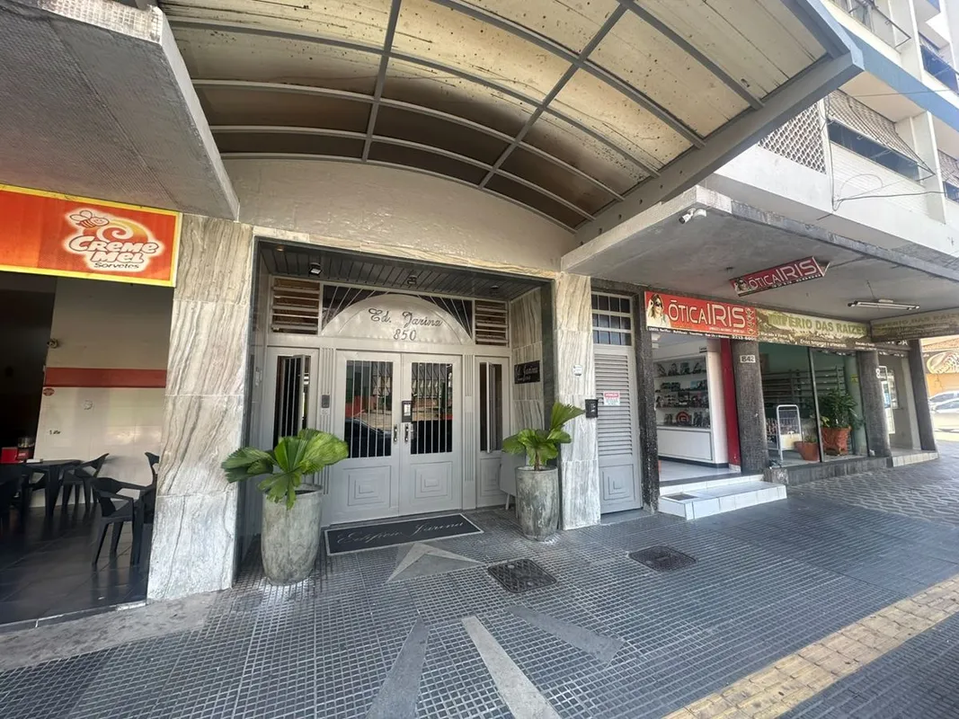 Excelente apartamento localizado no Edifício Jarina, no Setor Central de Goiânia...