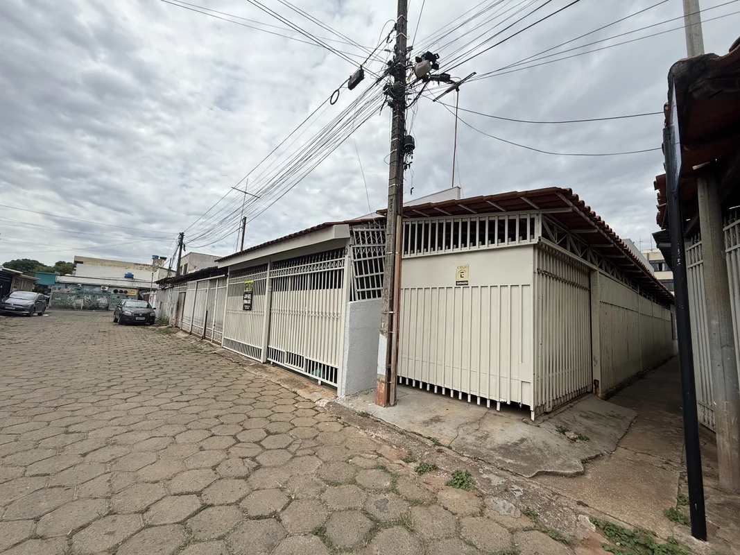 Vende-se Casa no Guará I - DF QI 10 Conjunto M Ótima localização! Próximo à comé...