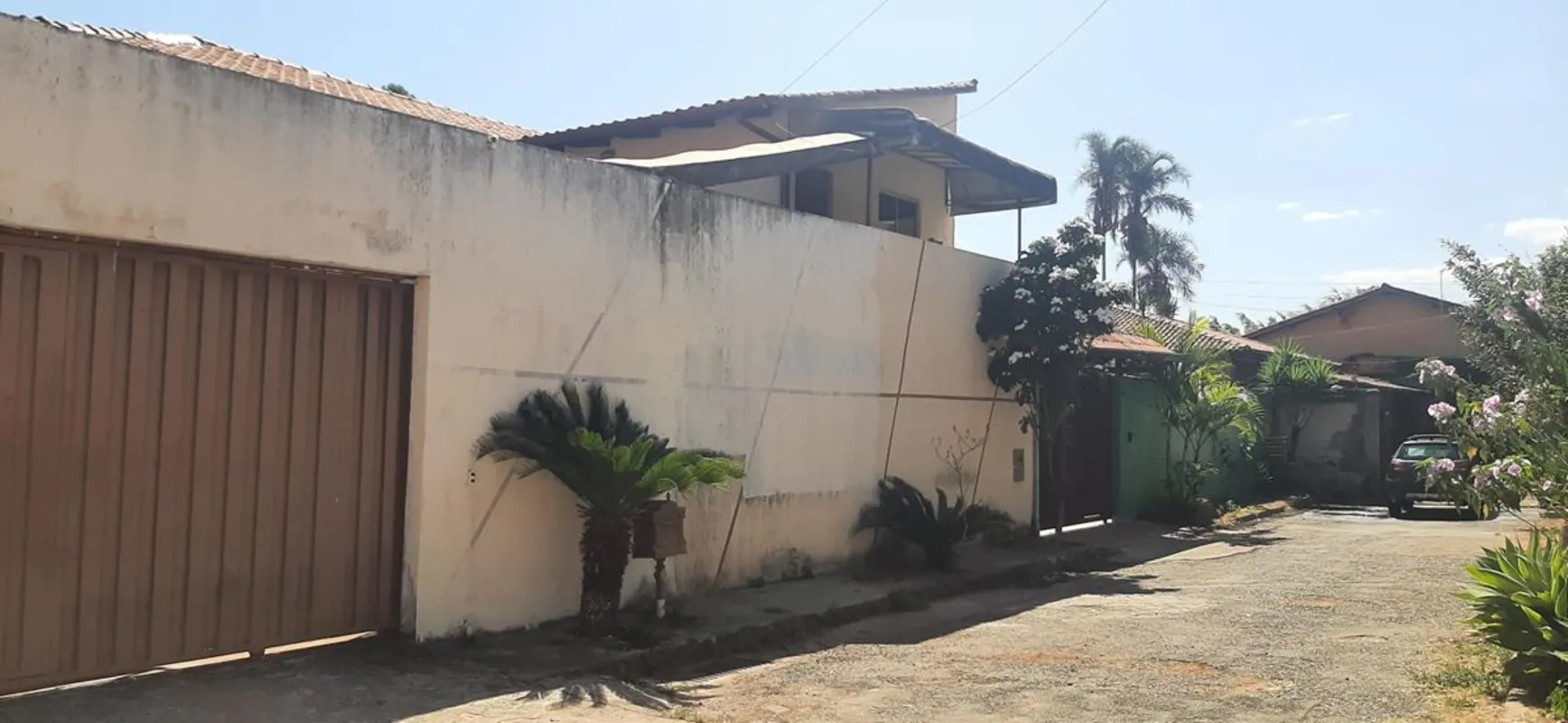 Lote de 900m com amplo imóvel, assim distribuído:Térreo: Casa com 3 quartos, sen...
