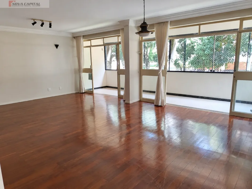 **SQS 216 | 163 m² | VAZADO | 3 QUARTOS | VARANDA | POTENCIAL PARA REFORMA****Um...