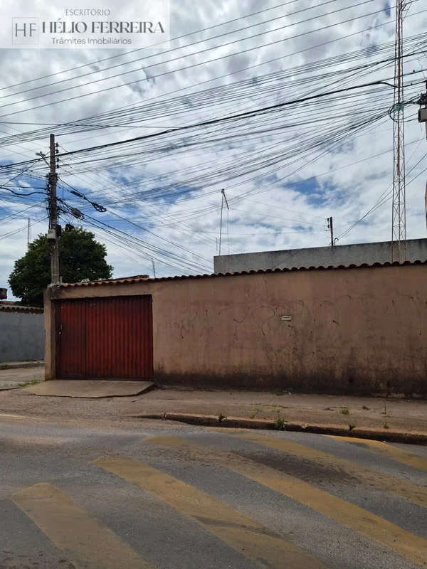 Lote de esquina com ótima casa, com: - 3 quartos - sala cozinha - Banheiro socia...