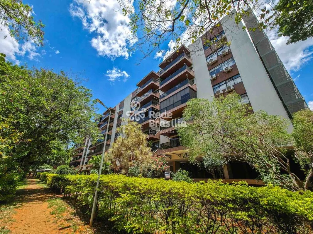 Descubra este incrível apartamento à venda na Asa Norte, Brasília. Com uma área ...