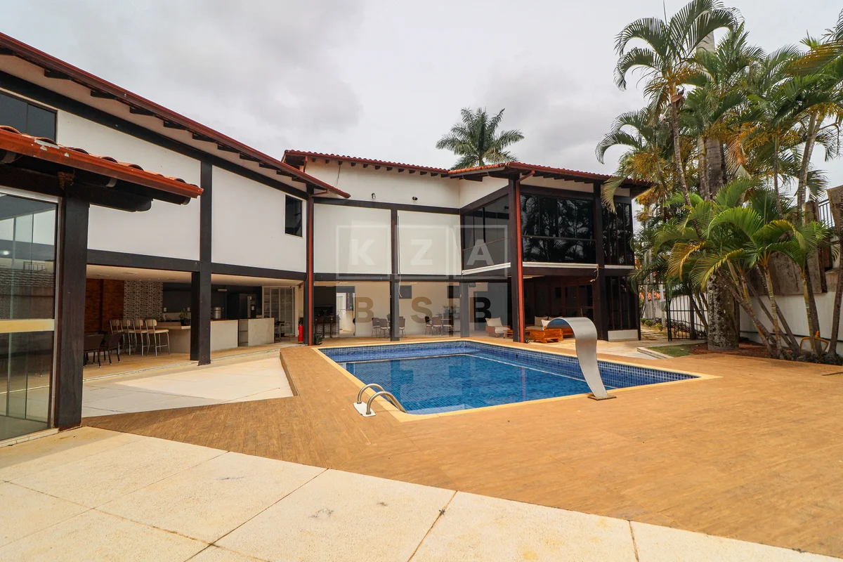 Com 989 m² de área construída em um terreno de 2.550 m², esta residência na SHIS...