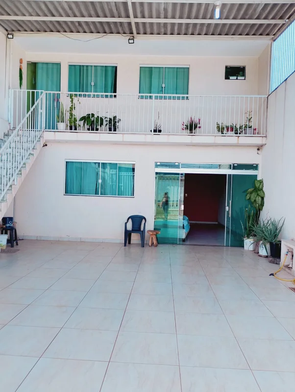 ALUGA-SE UMA CASA TERREA NA QR 511Possui: 3 Quartos com uma suite 1 sala 1 cozin...