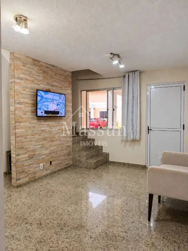 MASSUH IMÓVEIS VENDE: Excelente casa reformada com 68 m² de área privativa, loca...