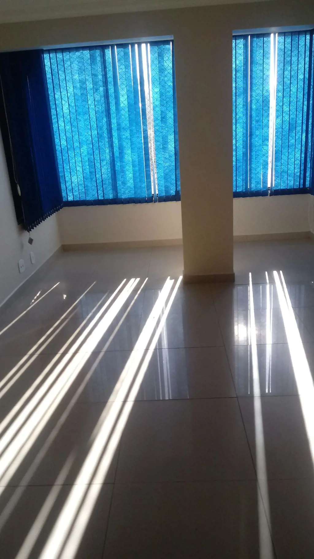Local privilegiado próximo de tudo Sala Comercial - Ótima sala - Toda no porcela...