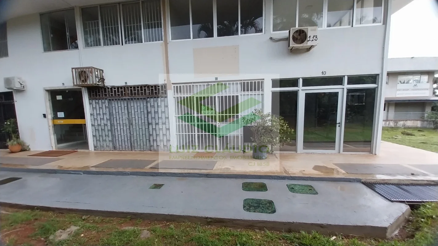 Lojas reformadas no térreo com banheiro privativo, piso granito, pintura nova, t...