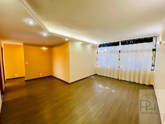 Excelente e amplo apartamento situado no 2º andar, de canto, voltado para o nasc...