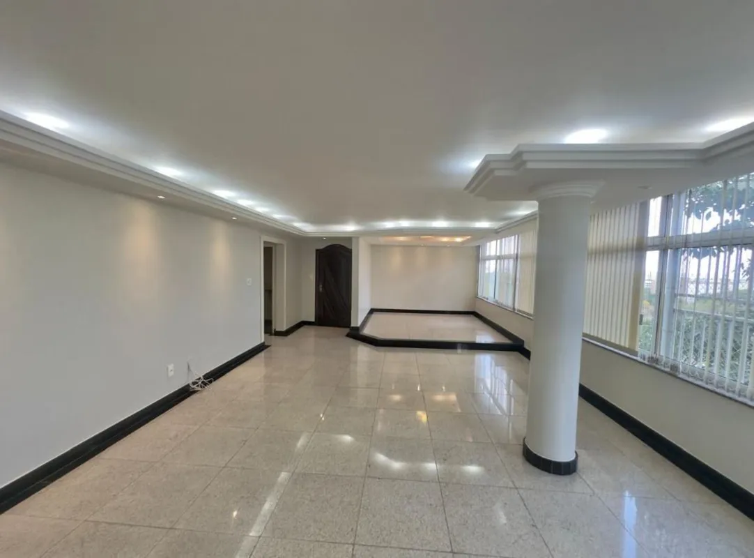 Ótimo Apartamento na SQS 105 - Asa Sul.Com 132m² situado no 5° andar, vista livr...