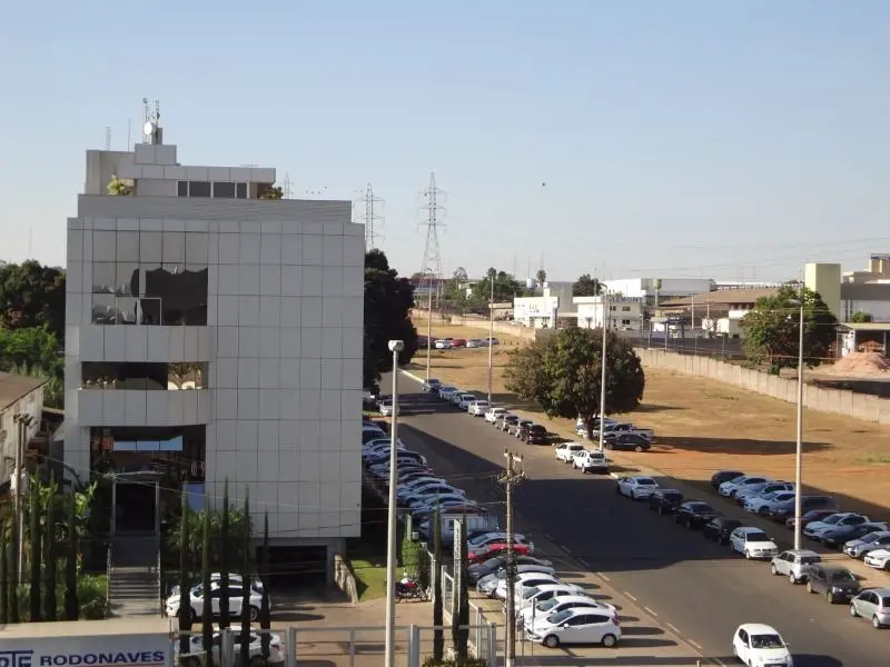 Sala localizada no térreo , pontos e estrutura para ar condicionados, dois banhe...