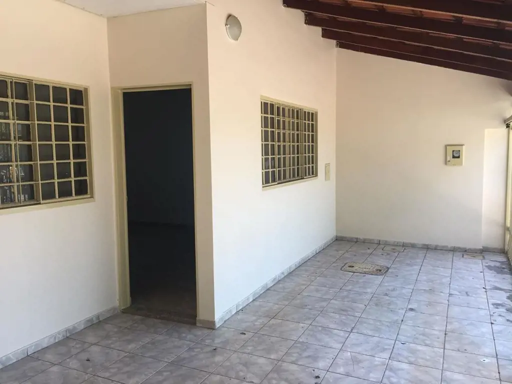 Casa para alugar Guará Brasília/DF três quartosComposto por: SalaTrês quartosCoz...