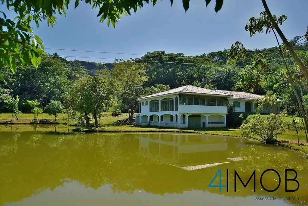 Nesse recanto cercado por muito verde e muita água, você pode desfrutar junto co...