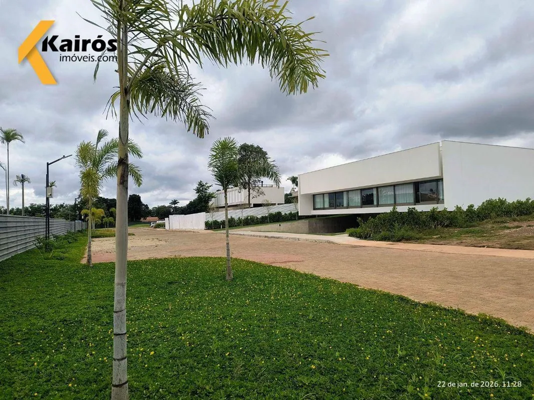 Terreno exclusivo com 2.379 m² em condomínio de altíssimo padrão. O lote oferece...