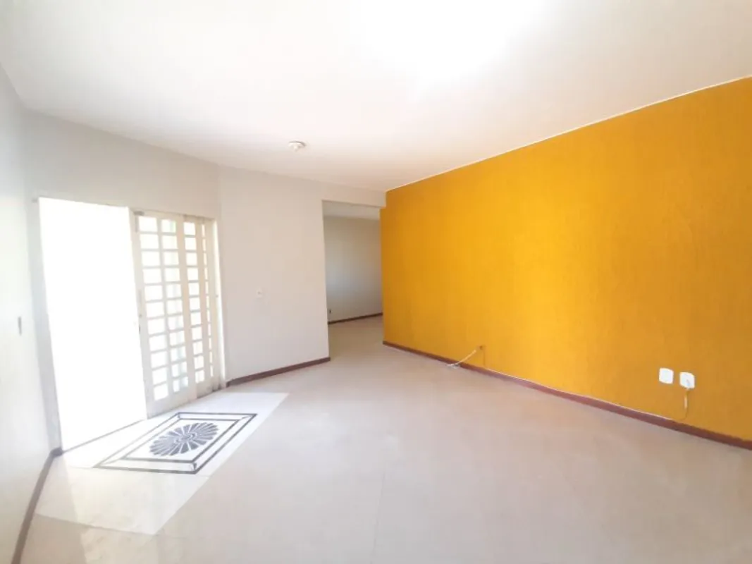 Excelente oportunidade de aluguel!Localizada no QR 408 Conjunto 7, Casa 07, esta...