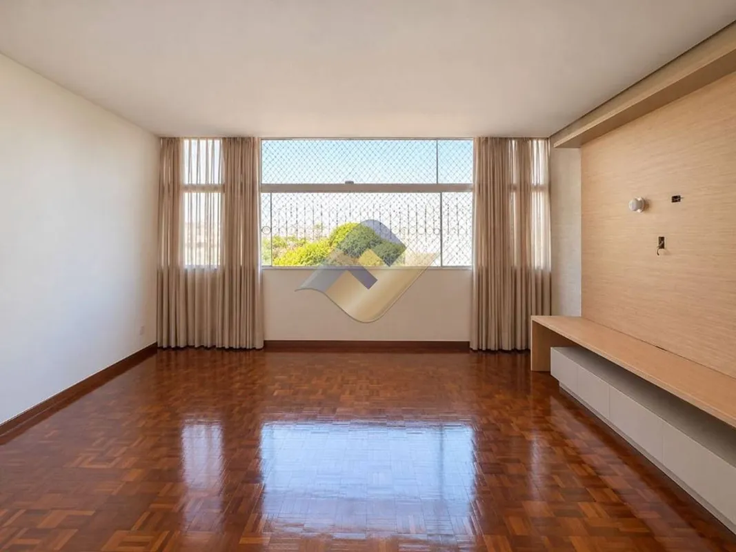 Apartamento amplo na SQS 208, Asa Sul, com 124,83 m² de área privativa, 3 quarto...