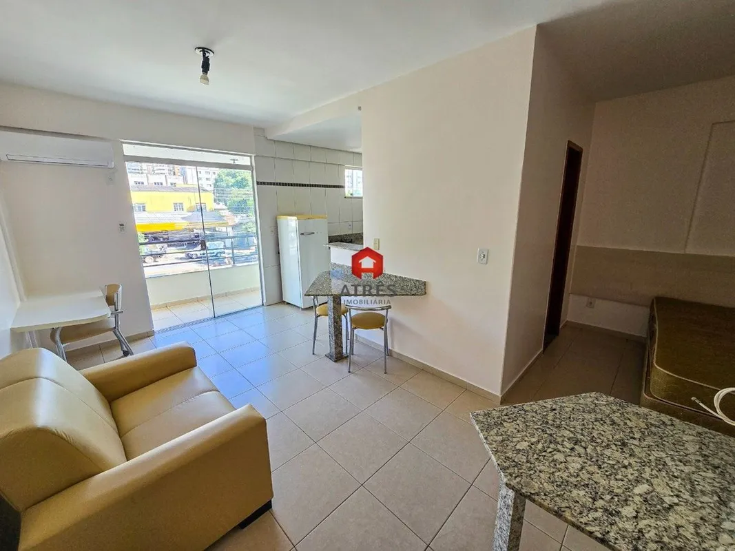 Flat com aproximadamente 35m² de área privativa composto de: sala de estar/janta...