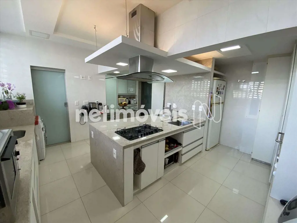 Venha conhecer esse apartamento 6º andar de canto, vazado com vista livre e refo...